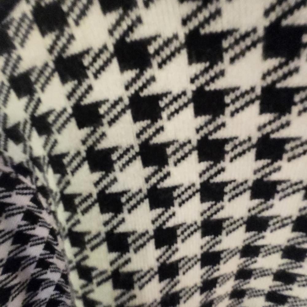 Elegant Black and White Houndstooth Cardigan - Picture 6 of 6